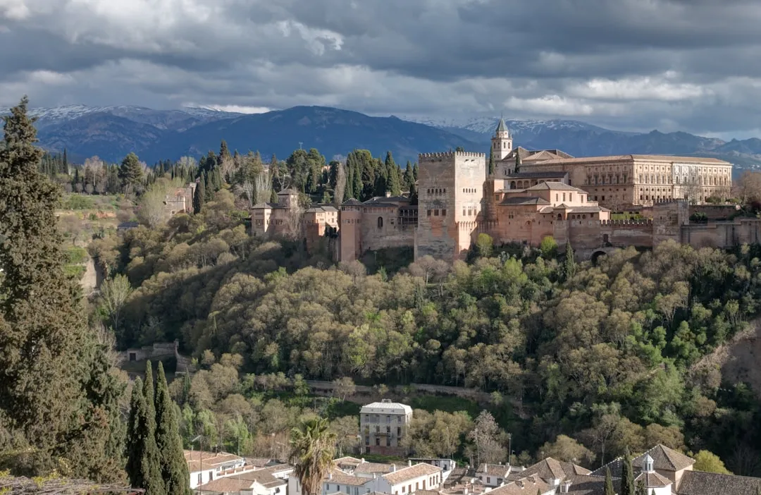 Alhambra w Granadzie 2026 — Kompletny przewodnik dla zwiedzających