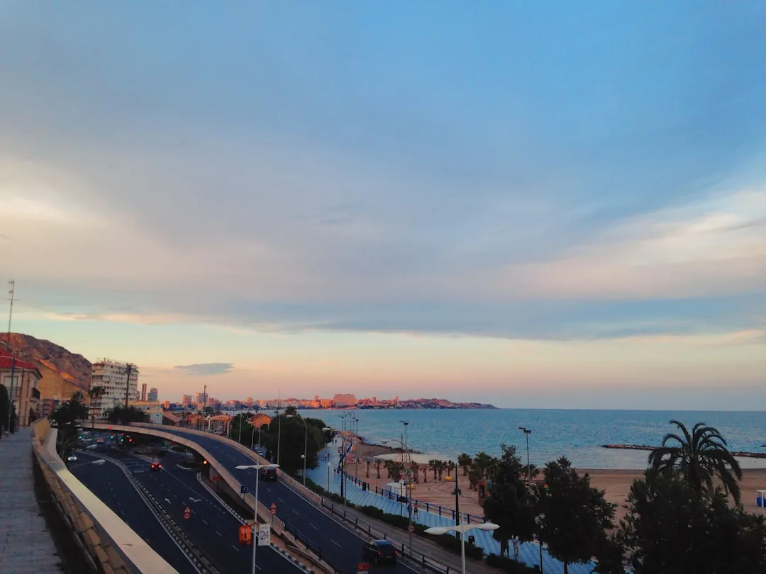 Pogoda w Alicante miesiąc po miesiącu 2026 — 267 dni słońca, kiedy jechać?