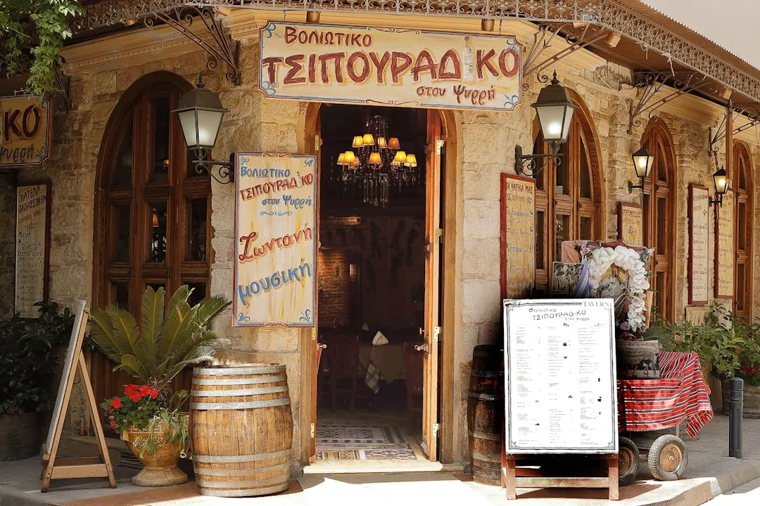 Jedzenie w Atenach 2026 — taverny, street food i greckie klasyki