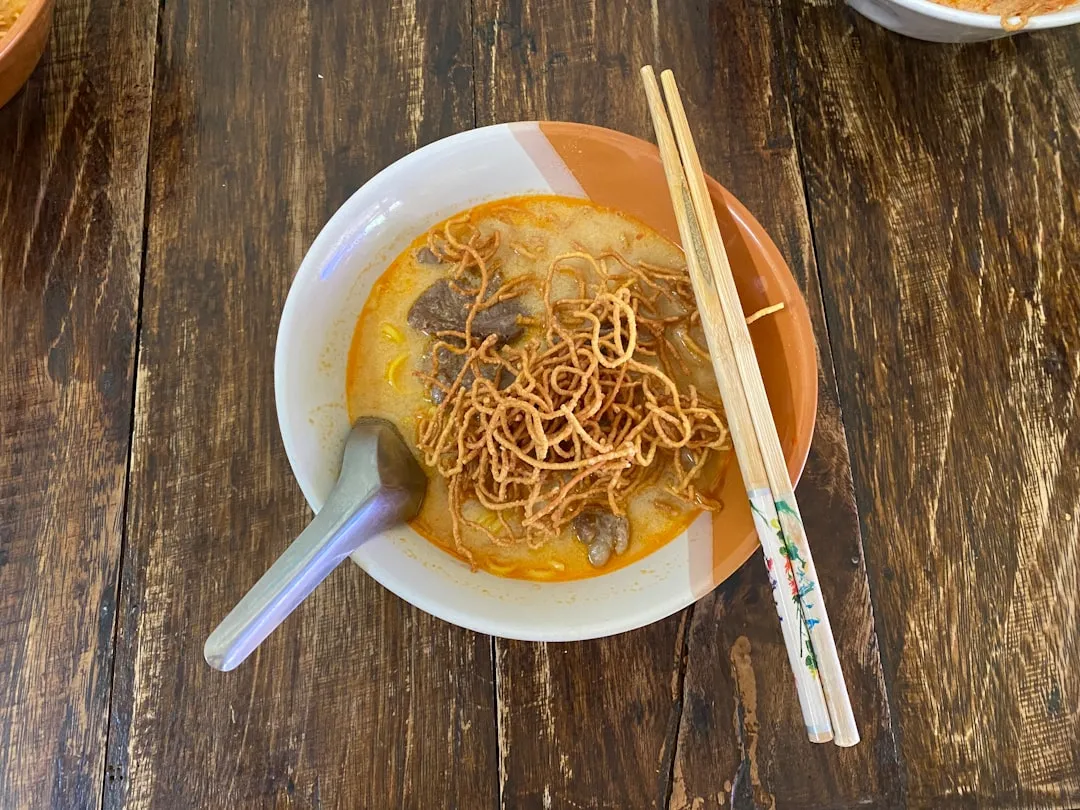 Jedzenie w Chiang Mai 2026 — khao soi, nocne targi i kursy gotowania
