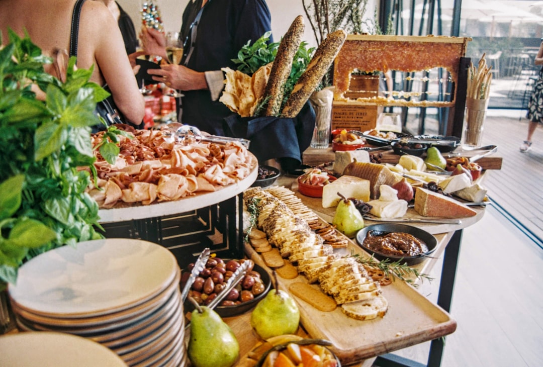 Brunch w Dubaju 2026 — przewodnik po legendarnej tradycji brunchowej