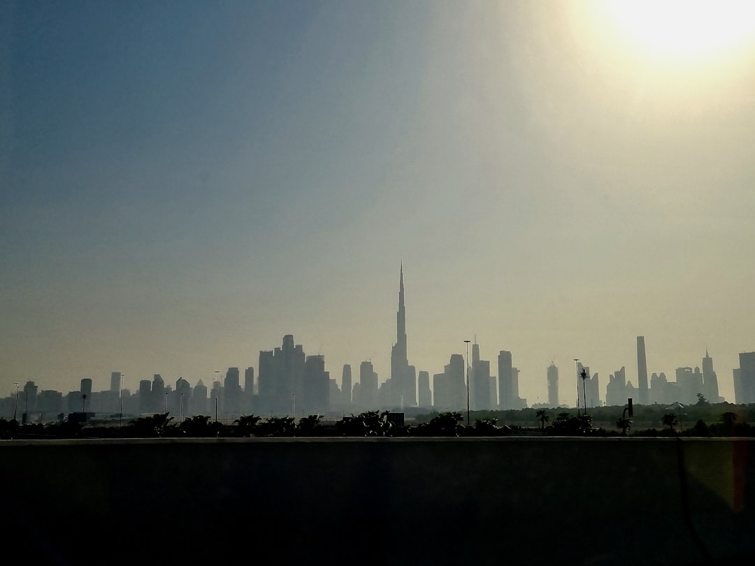 Pogoda w Dubaju miesiąc po miesiącu — klimat i najlepszy czas na wyjazd
