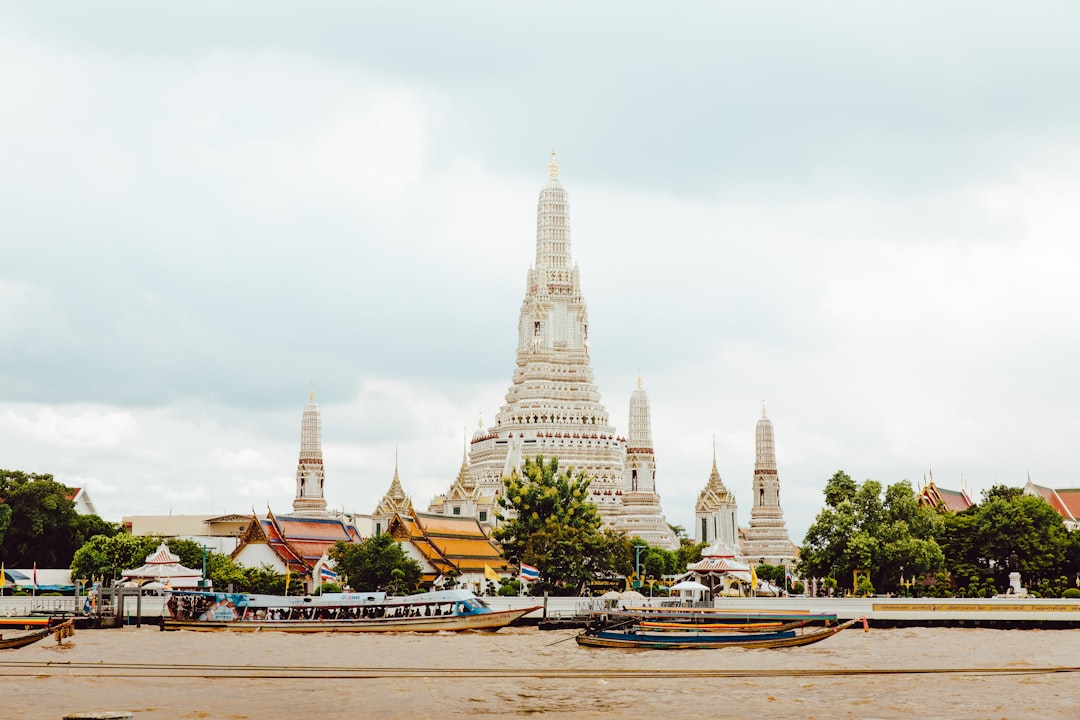Dubaj vs Bangkok 2026 — którą metropolię wybrać?