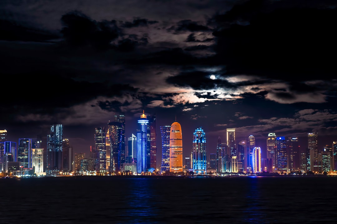 Dubaj vs Doha 2026 — które miasto Bliskiego Wschodu wybrać?