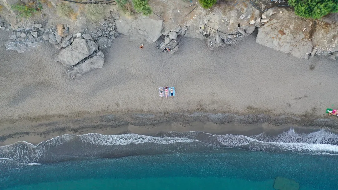Grecja z dziećmi 2026 — 4 najlepsze wyspy + hotele i plaże przyjazne rodzinom