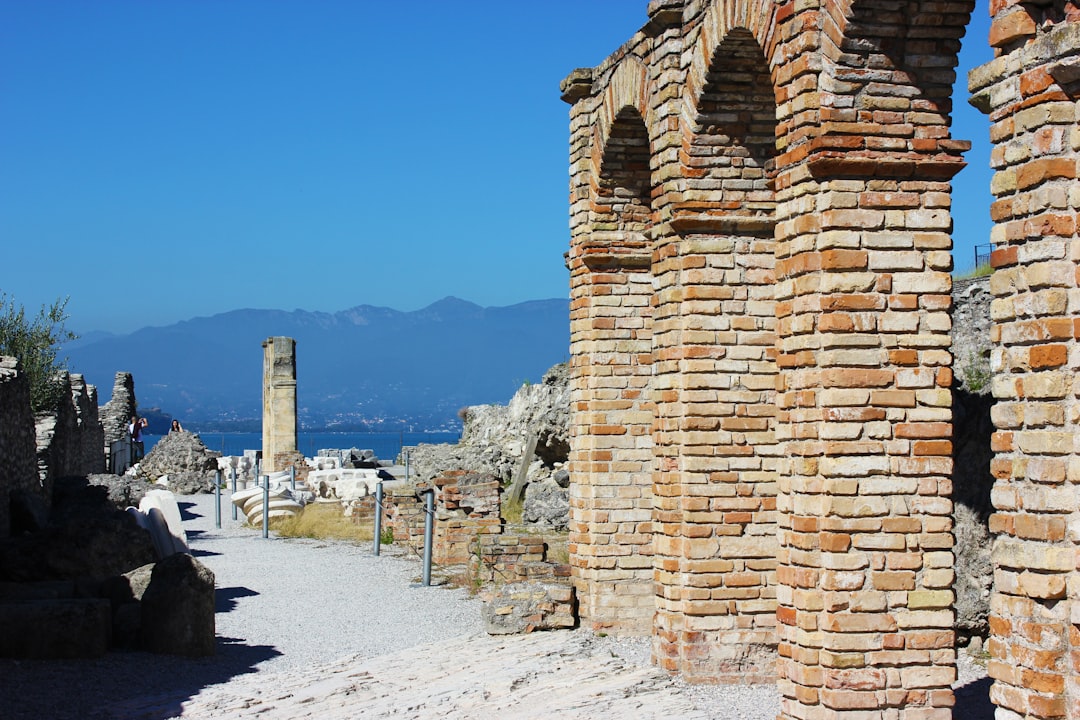 Grotte di Catullo w Sirmione — rzymska willa z widokiem na Jezioro Garda