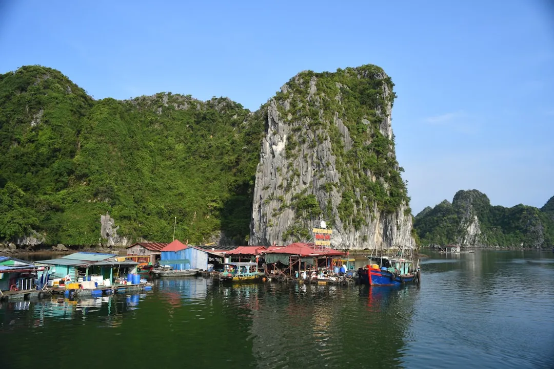 Halong Bay czy Ninh Binh — wapienne krajobrazy na wodzie czy lądzie?