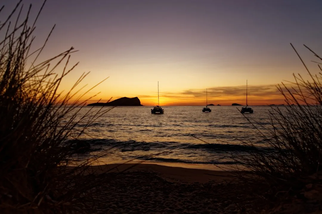 5 dni na Ibizie — Plan podróży z plażami, jedzeniem i życiem nocnym