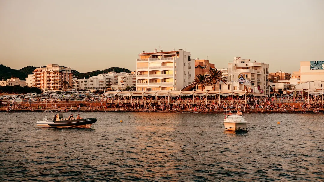 Najlepsze hotele na Ibizie 2026 — spokojnie, luksusowo czy imprezowo