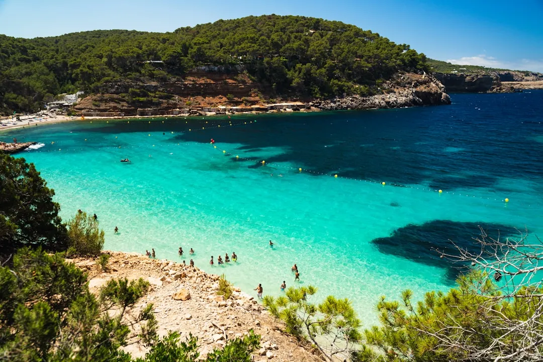 Ibiza vs Formentera — wyspa imprez czy plażowy raj?