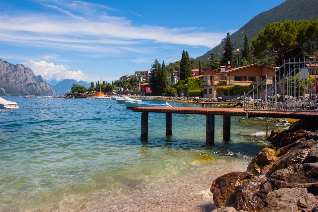 12 najlepszych plaż nad Jeziorem Garda 2026 — gdzie piasek, ceny, parking