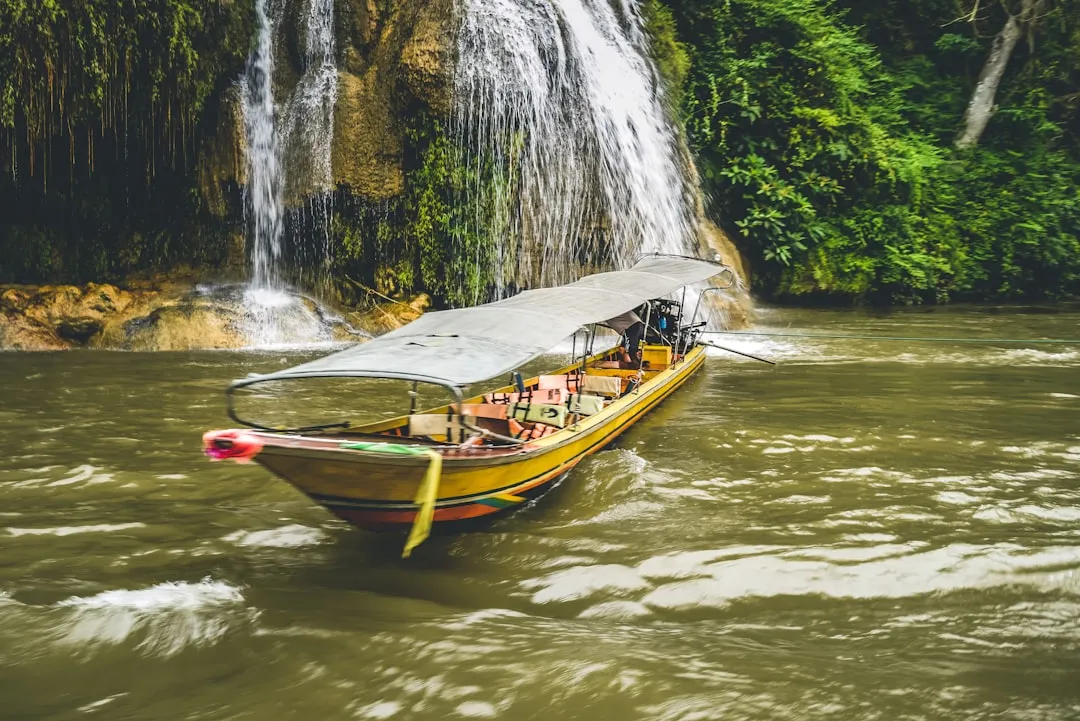 Przewodnik po Kanchanaburi 2026 — Most na rzece Kwai i Erawan
