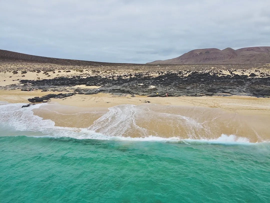 Najlepsze plaże na Lanzarote 2026 — Wulkaniczne plaże i turkusowe morze
