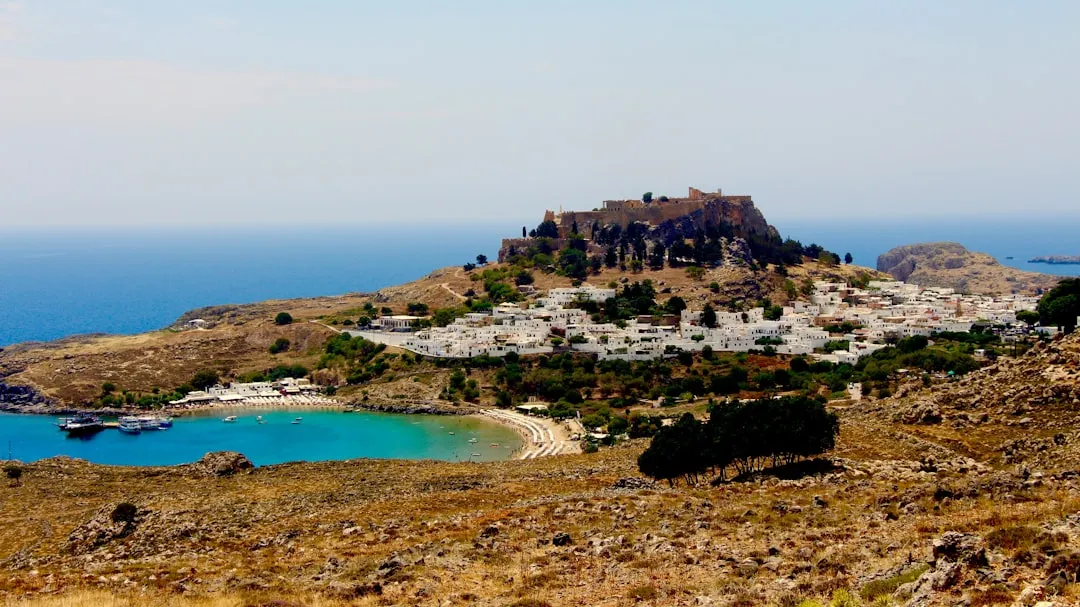 Lindos na Rodos 2026 — akropol, plaże i pobielony wapnem raj
