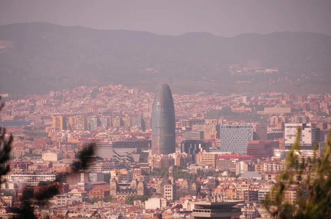 Loty do Barcelony — tanie bilety lotnicze i porady 2026