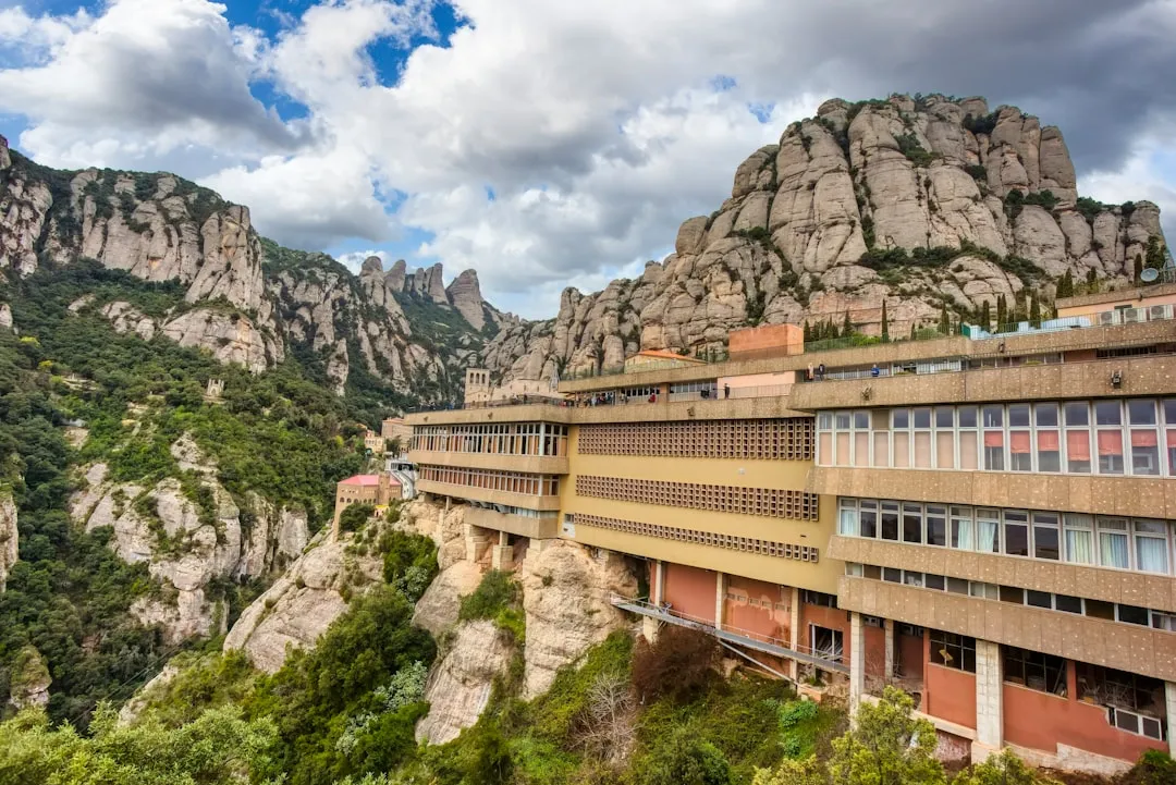 Wycieczka jednodniowa do Montserrat z Barcelony — górski klasztor w chmurach