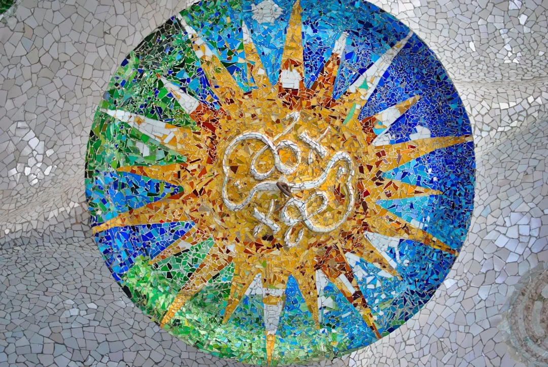 Park Güell 2026 — przewodnik po kolorowym parku Gaudíego