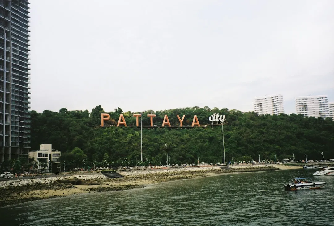 Przewodnik po Pattaya 2026 — Plaże, atrakcje i nocne życie