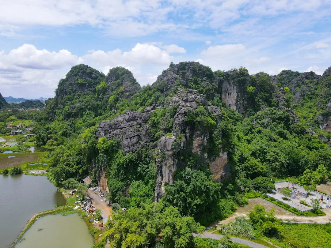 Tam Coc i Trang An — rejs łodzią przez jaskinie Ninh Binh