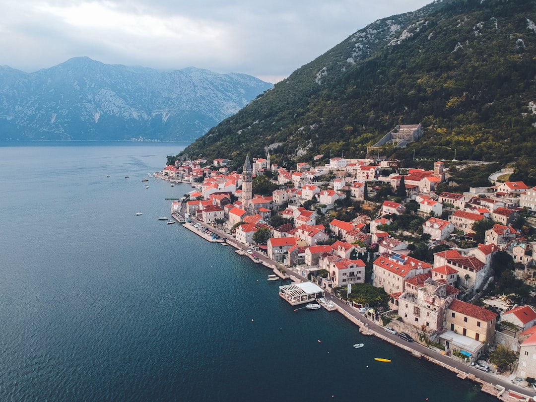 Loty do Tivat: Bezpośrednie połączenia i transfer do Budvy