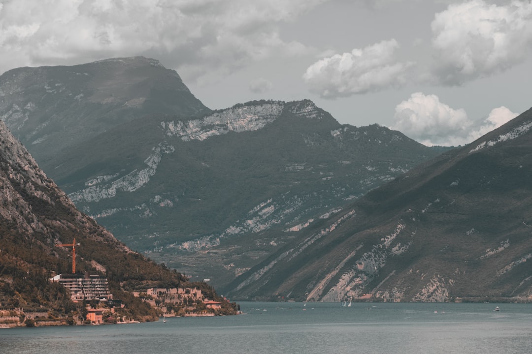 Trekking nad Jeziorem Garda 2026 — 10 najlepszych szlaków od łatwych po eksperckie