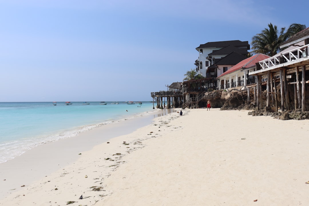 Zanzibar vs Tajlandia 2026: gdzie spędzić lepsze wakacje na plaży?